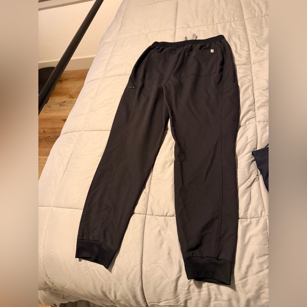 Fabletics Scrub Set - image 5